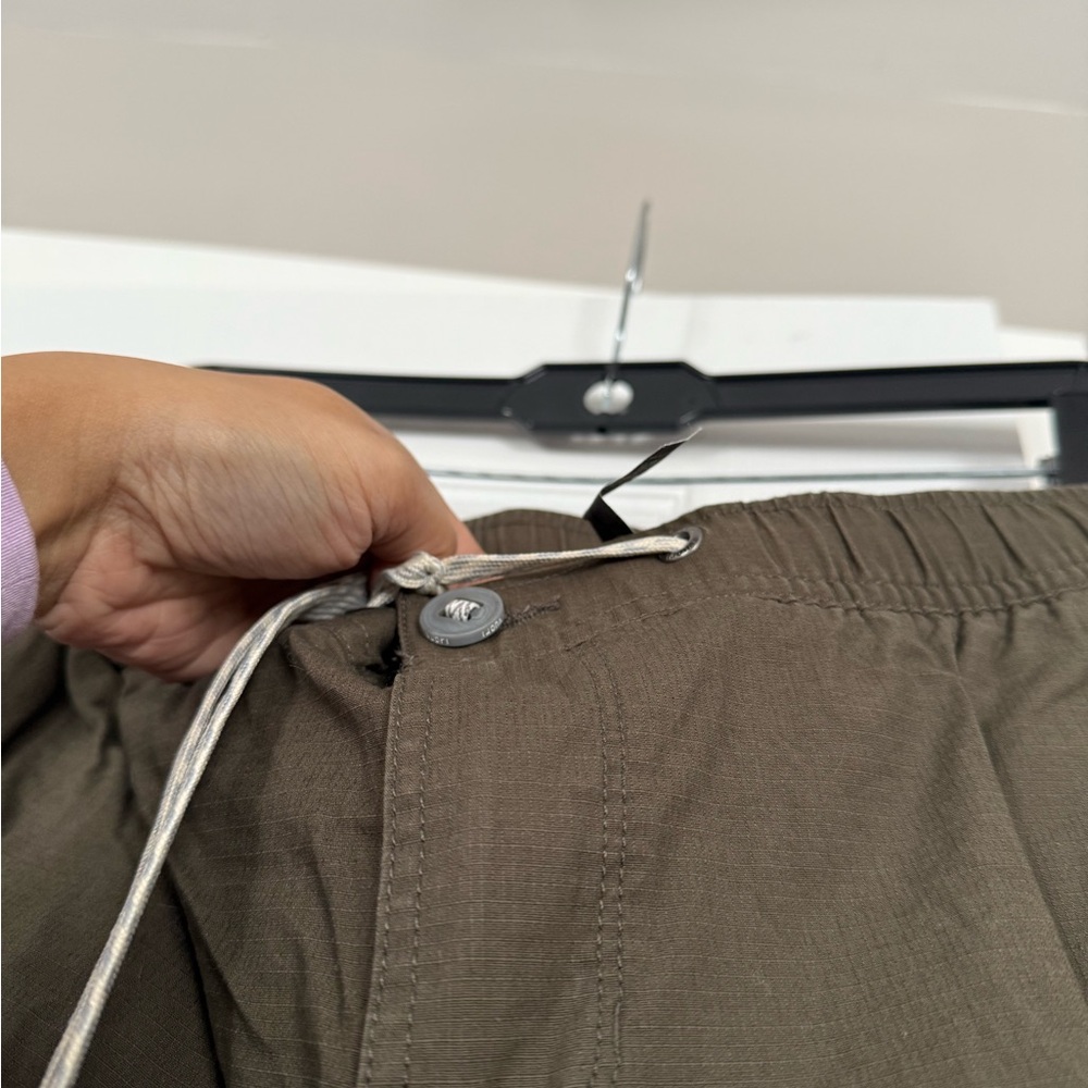 Vuori Olive Athletic Olive Cargo Jogger Pants Outdoor Hiking - Picture 5 of 9